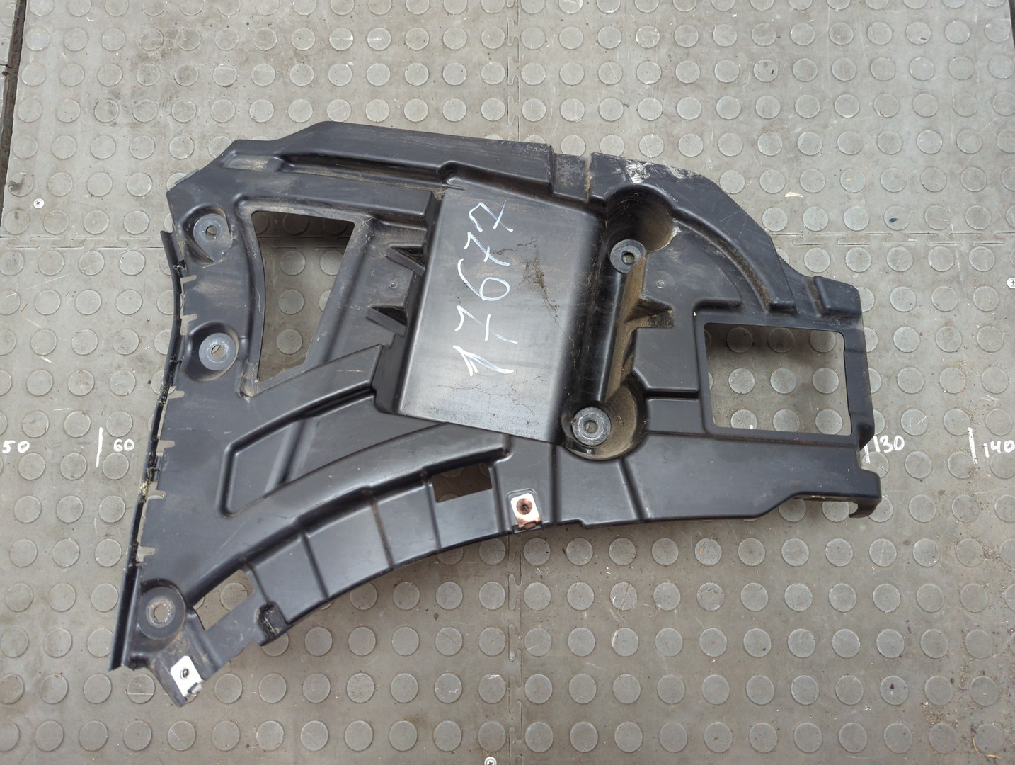 Кронштейн заднего бампера левый