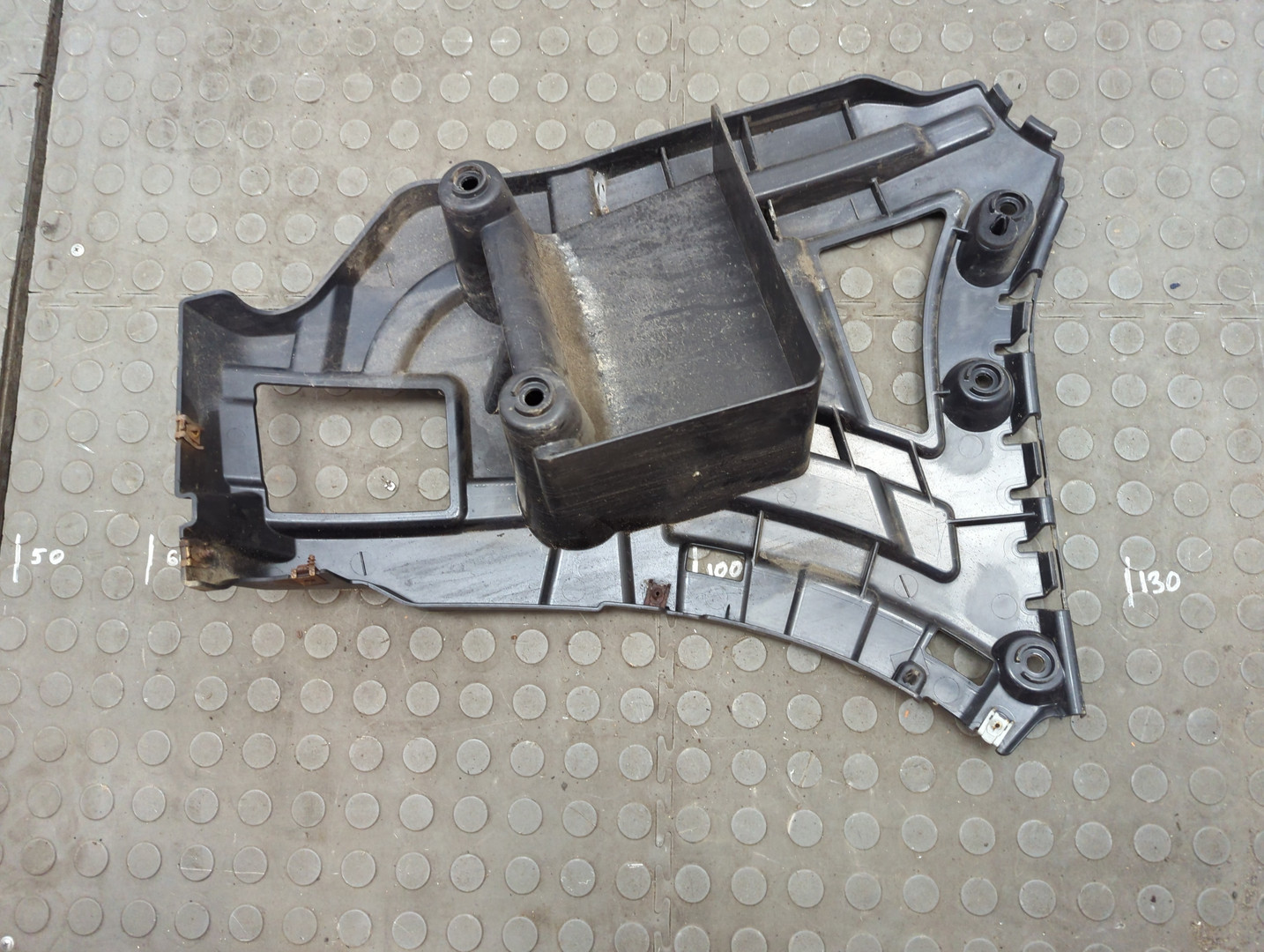 Кронштейн заднего бампера левый