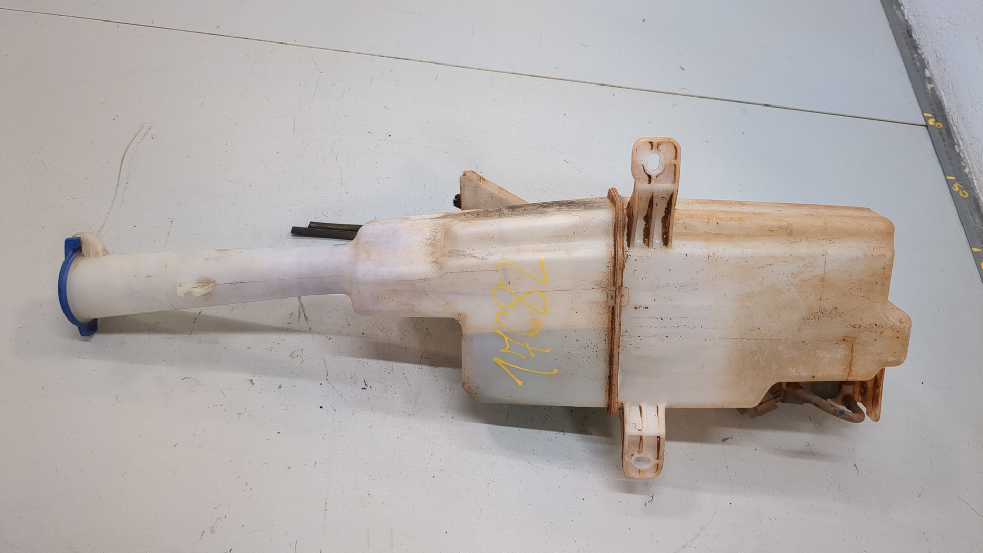 Бачок омывателя лобового стекла