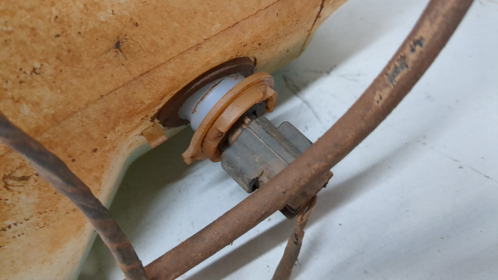 Бачок омывателя лобового стекла