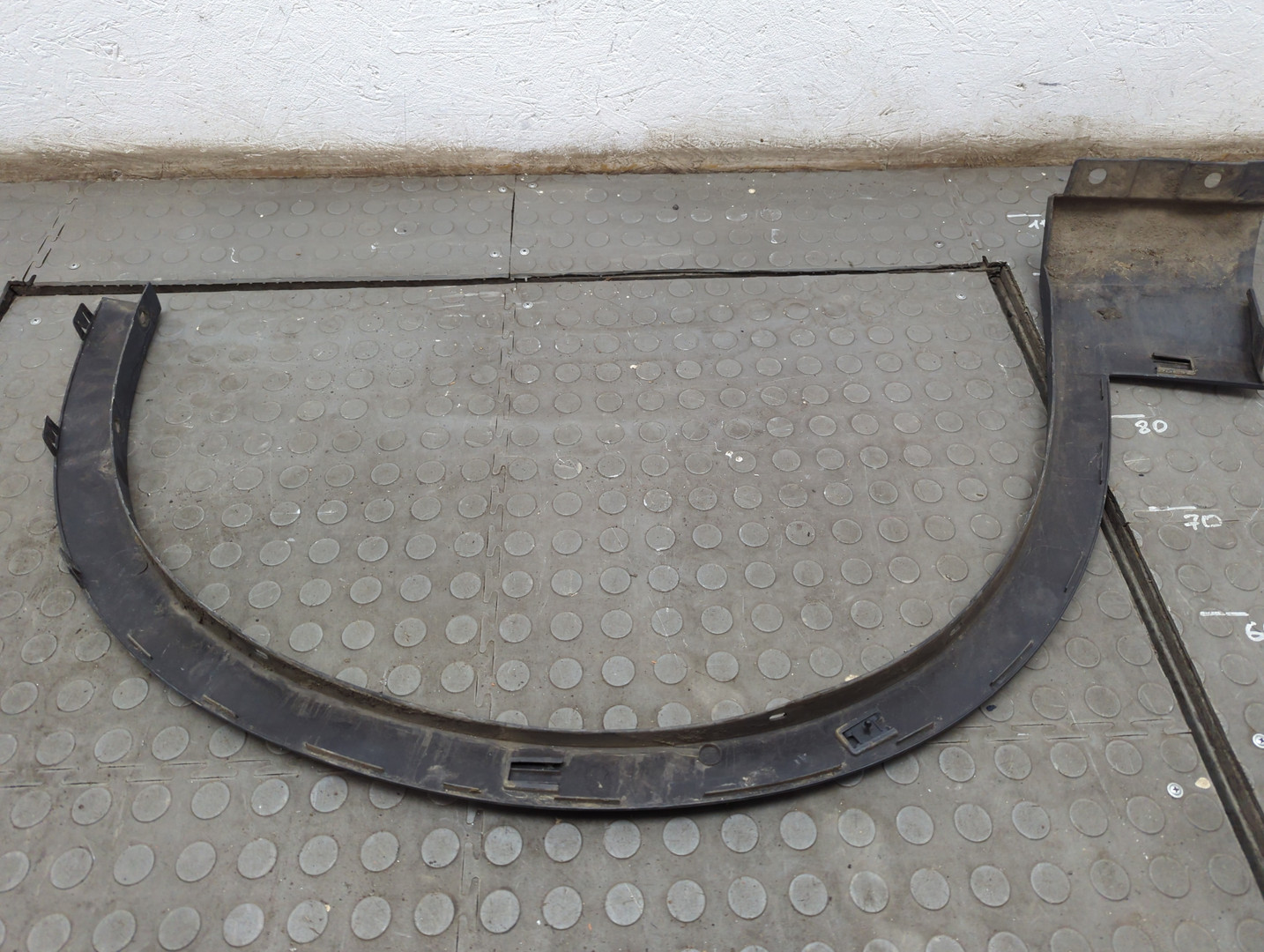 Накладка переднего крыла левого