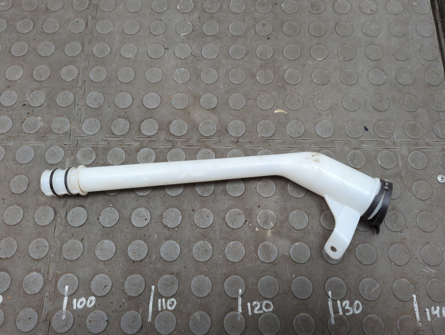 Горловина бачка омывателя