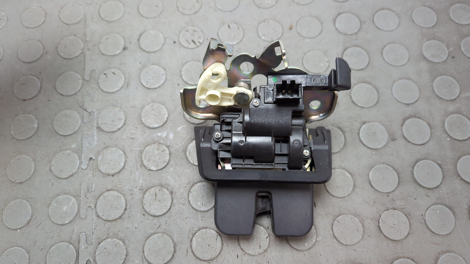 Замок багажника