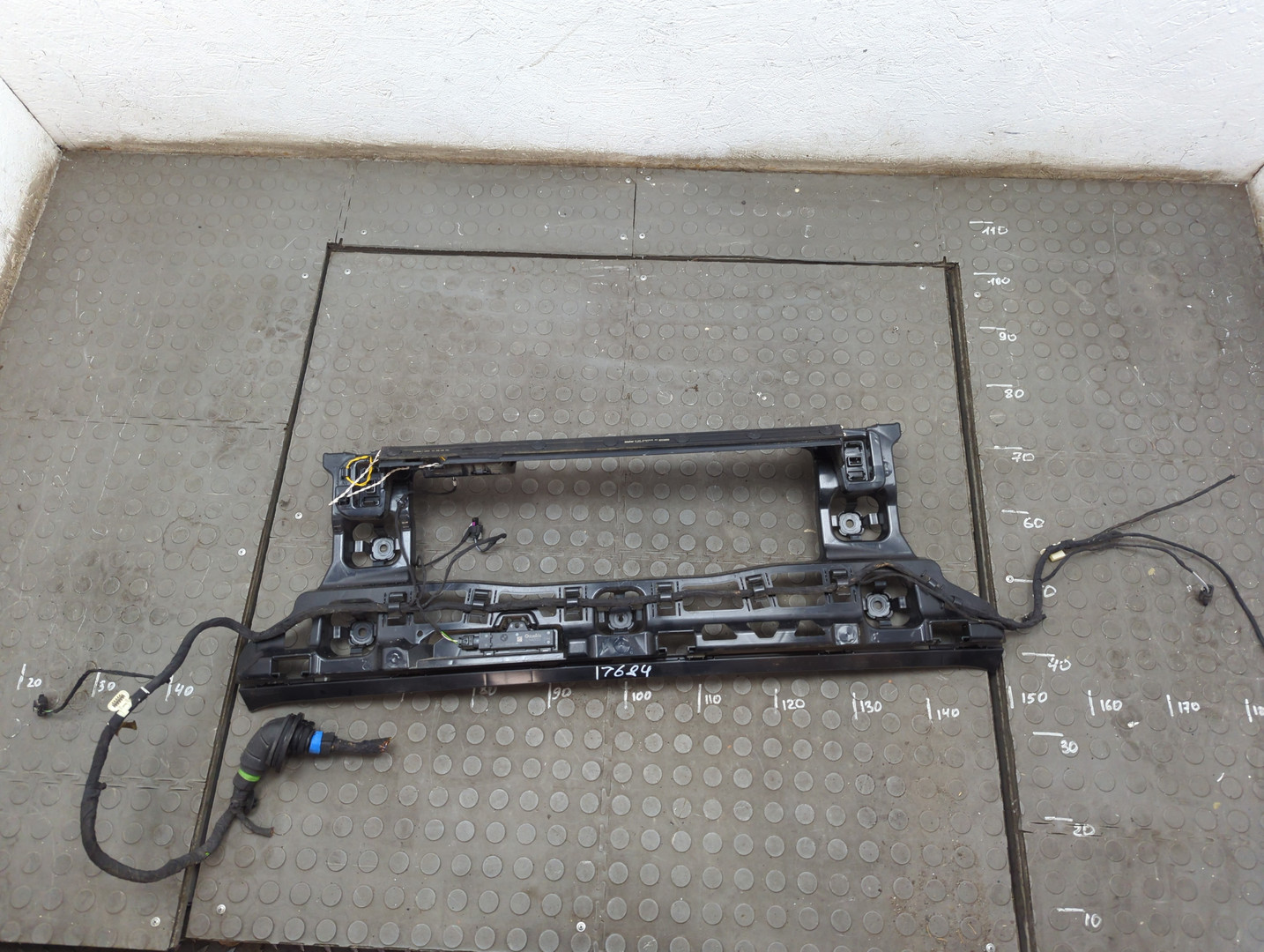 Кронштейн заднего бампера