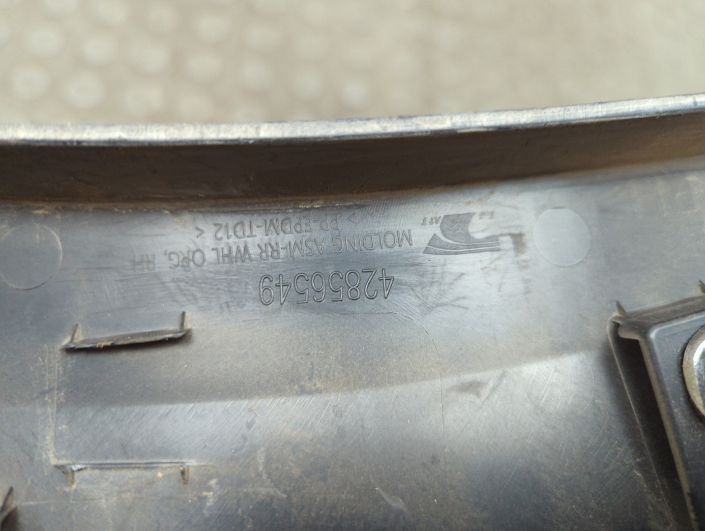 Молдинг заднего крыла правого