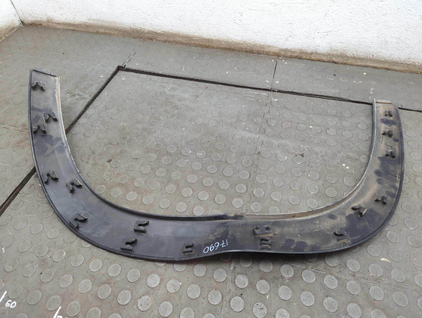 Накладка переднего крыла левого