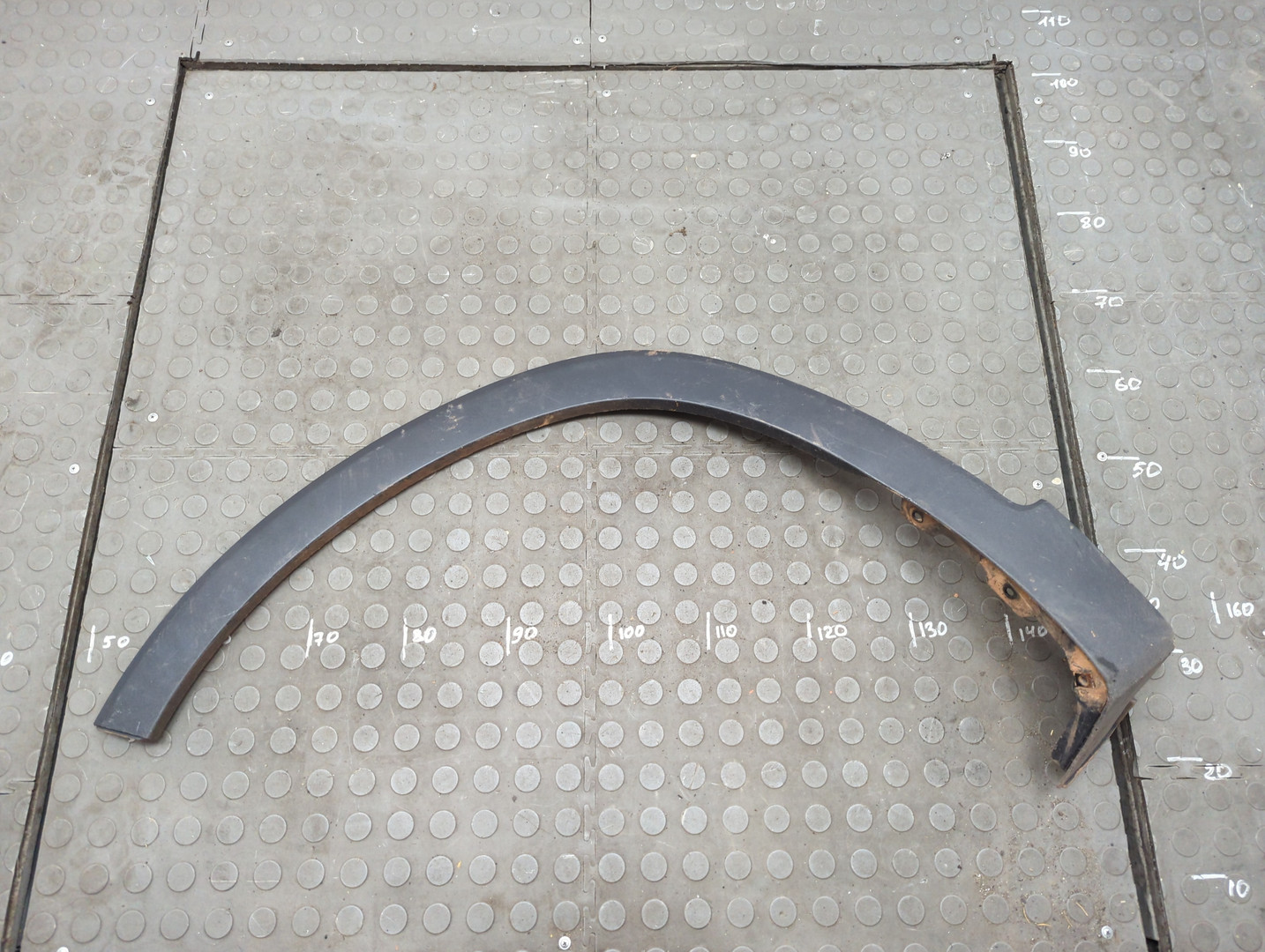 Накладка переднего крыла левого