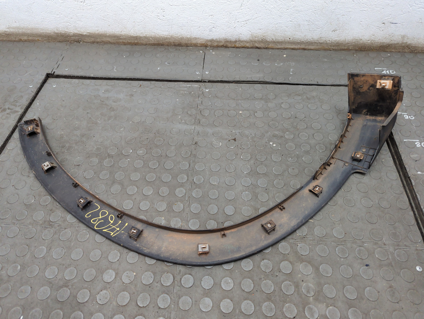 Накладка переднего крыла левого