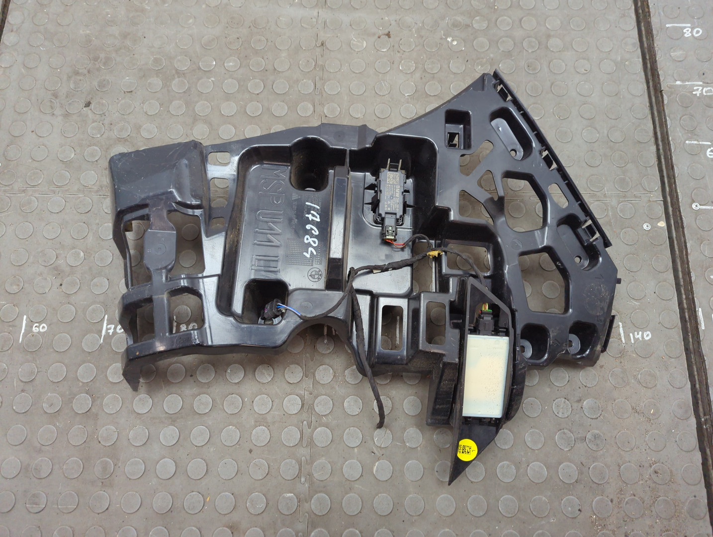 Кронштейн заднего бампера левый