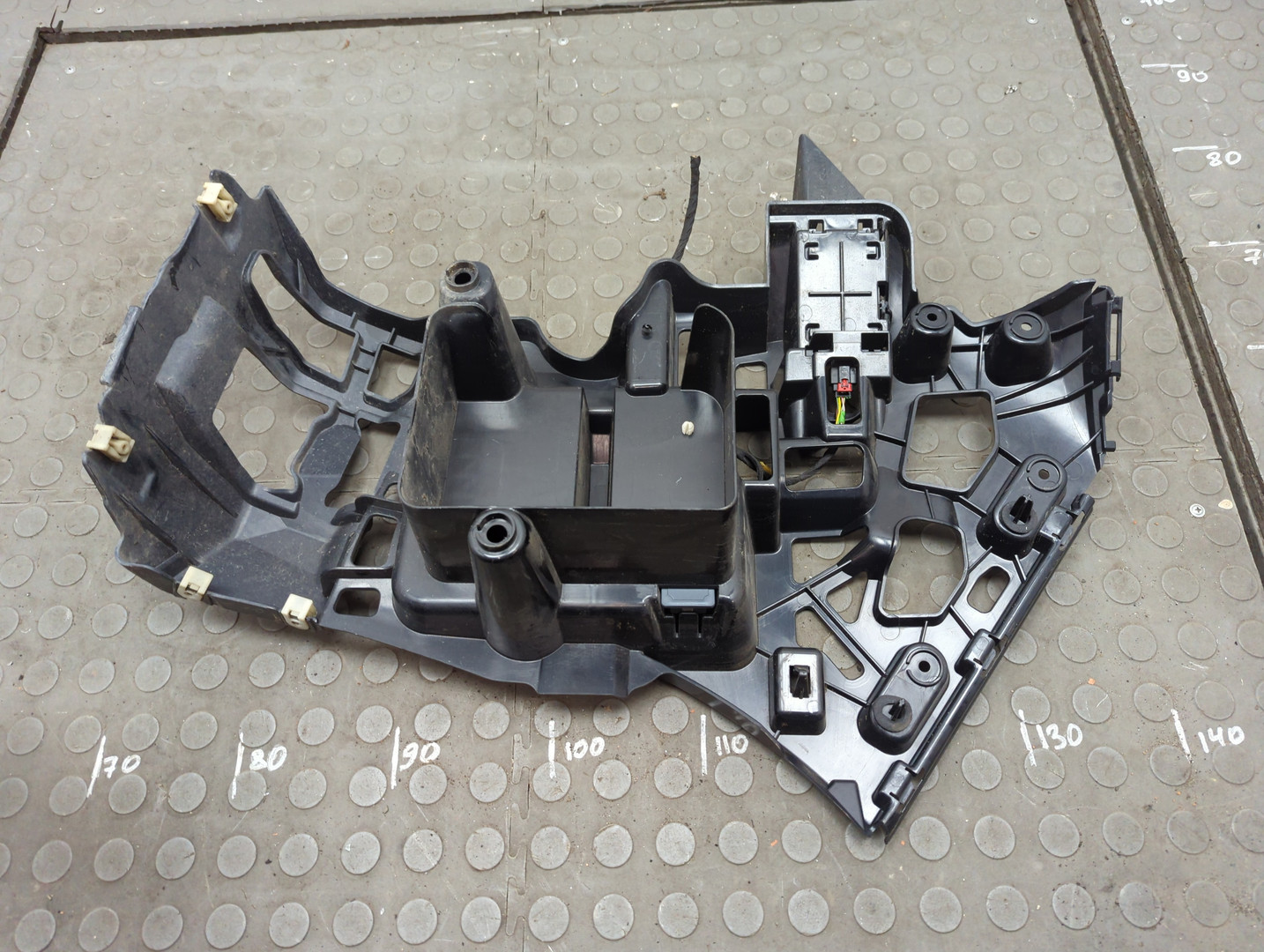 Кронштейн заднего бампера левый