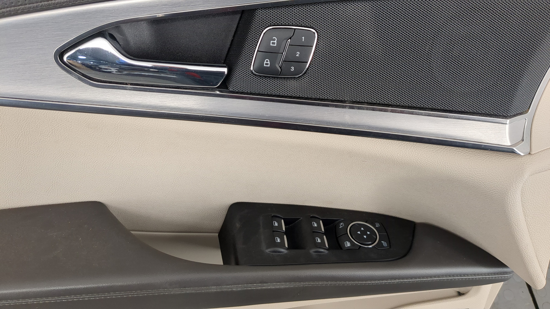 Дверь передняя левая