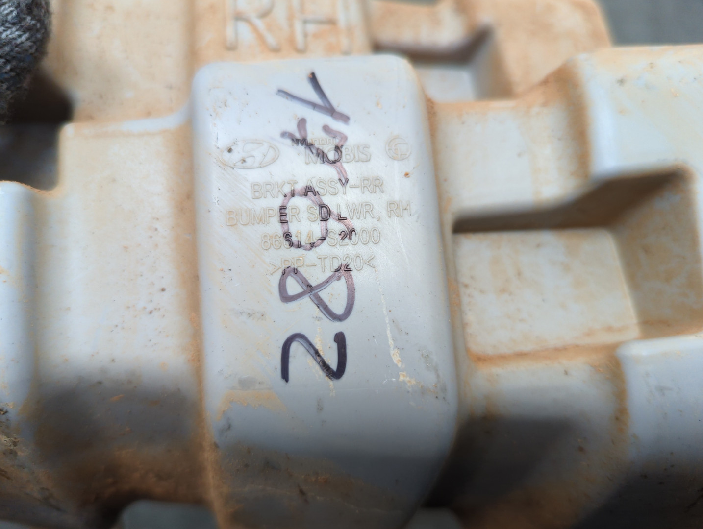 Кронштейн заднего бампера правый