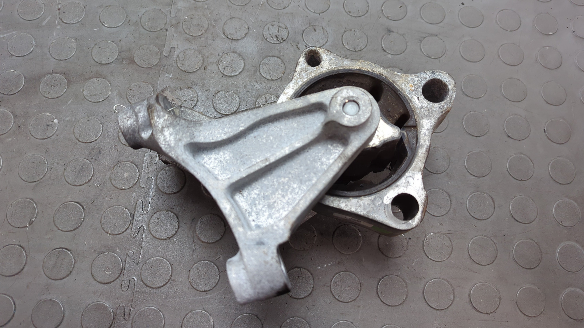 Опора КПП правая