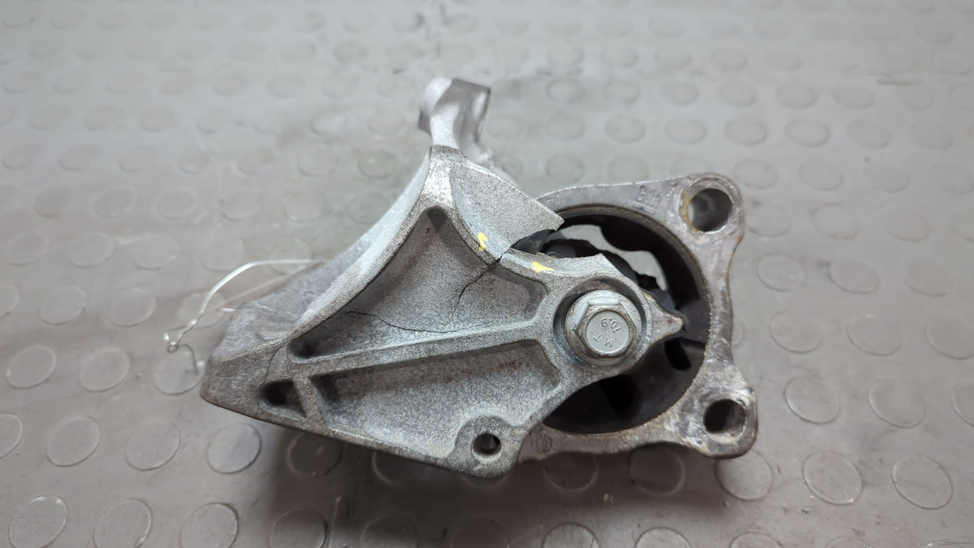 Опора КПП правая