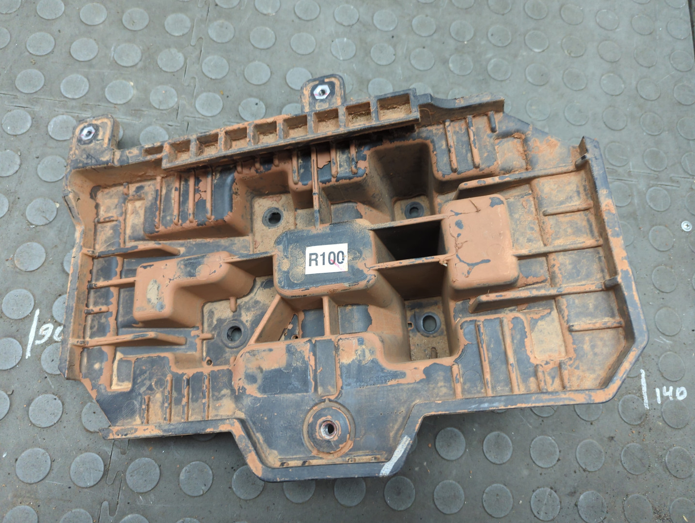 Площадка под аккумулятор (АКБ)