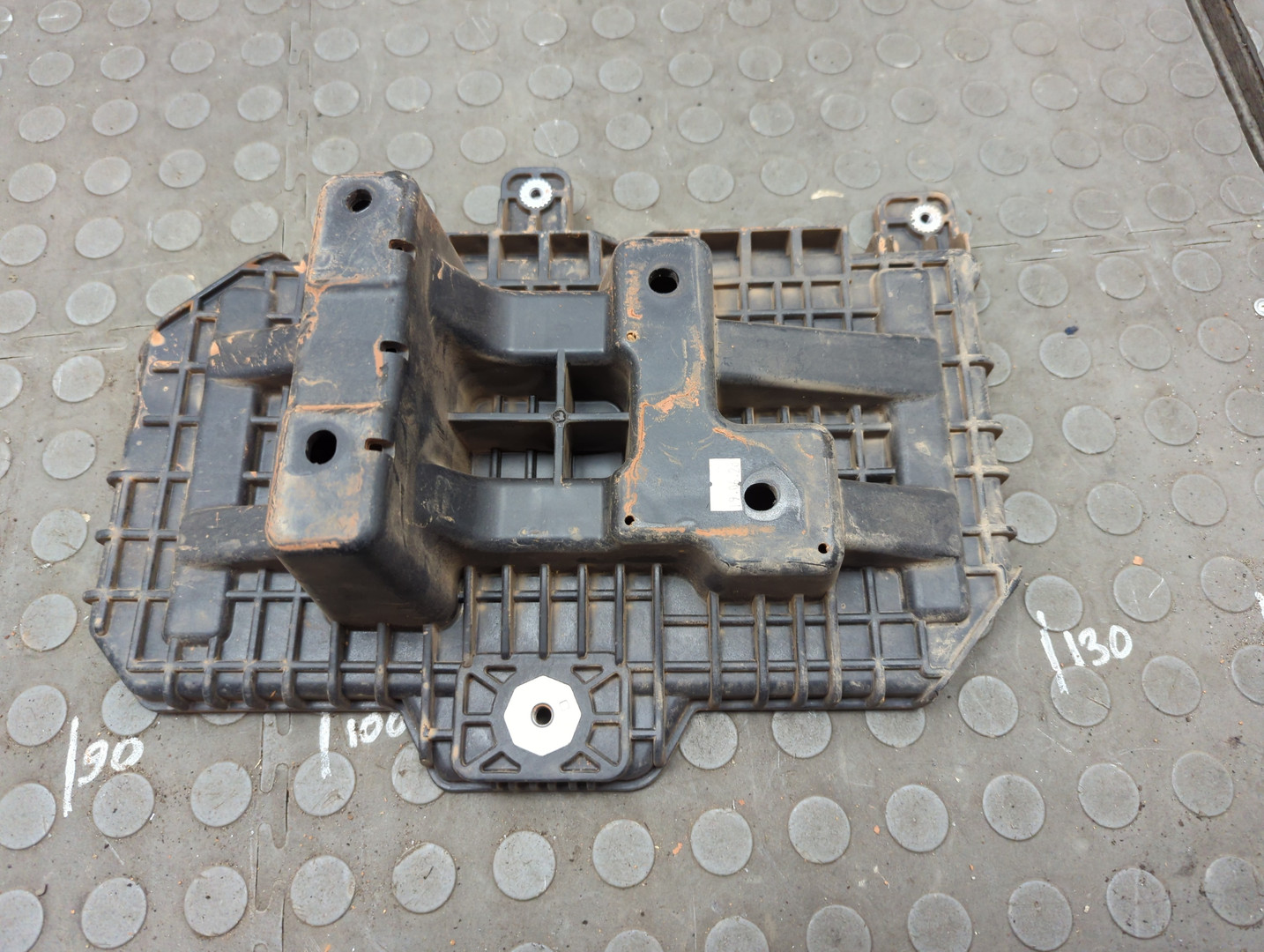 Площадка под аккумулятор (АКБ)