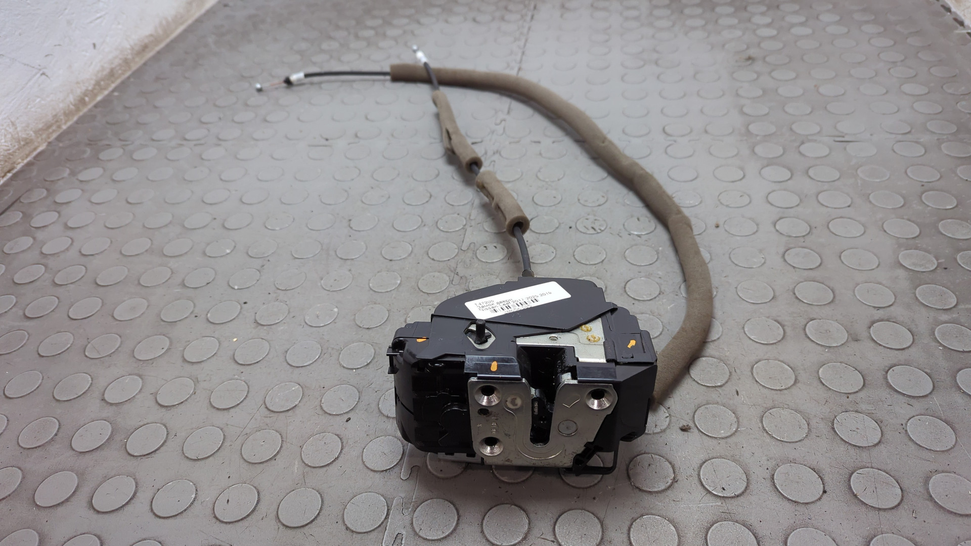 Замок двери задней правой