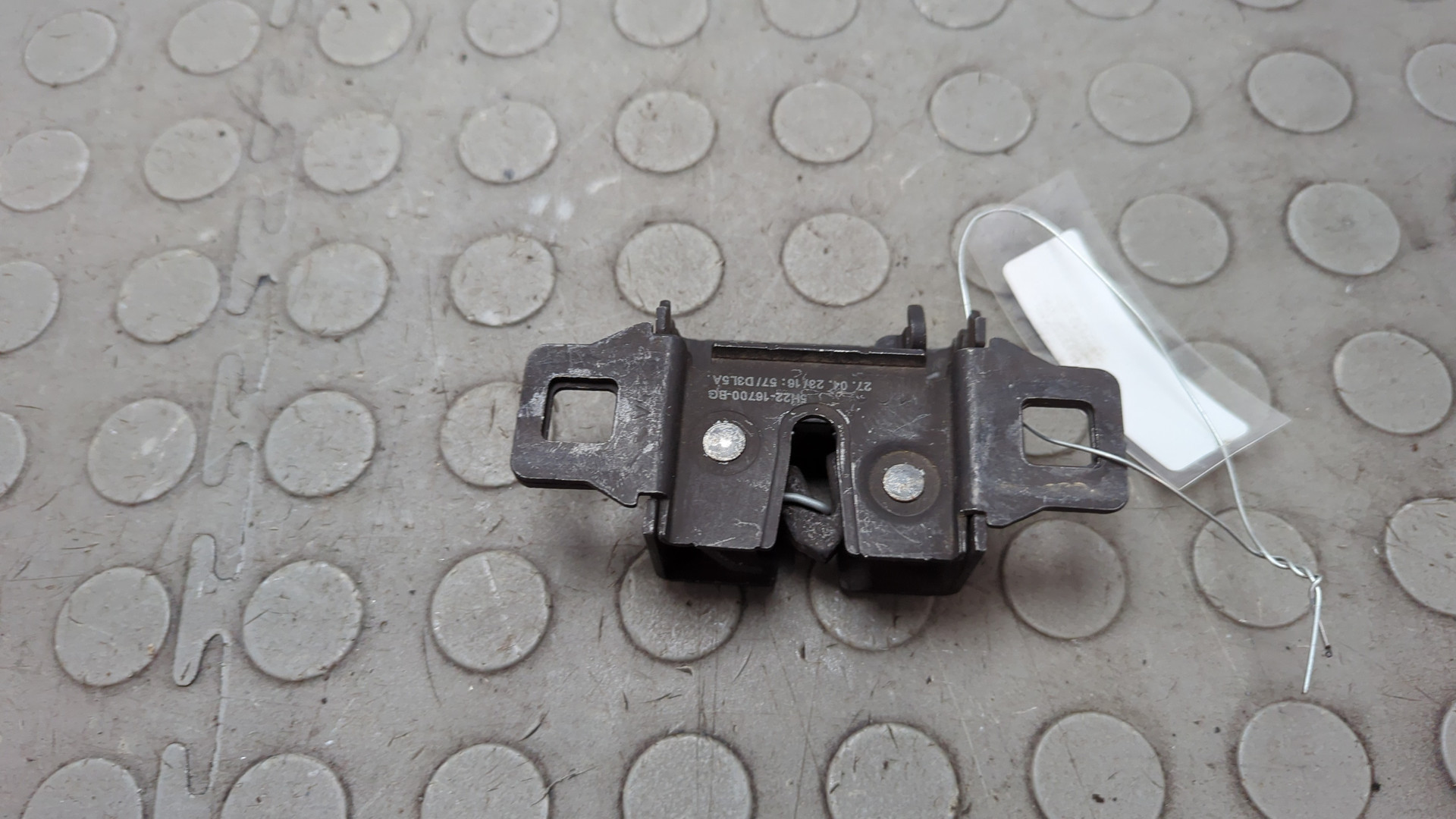 Замок капота