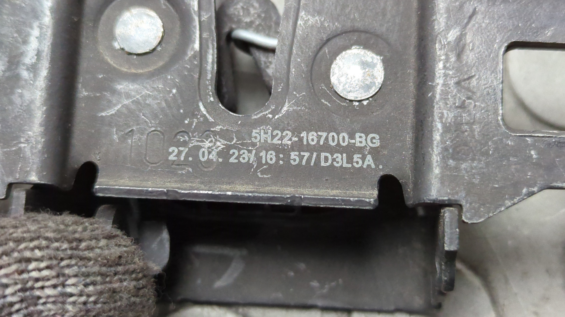 Замок капота