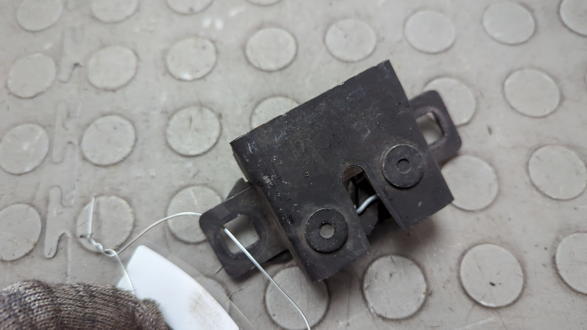 Замок капота