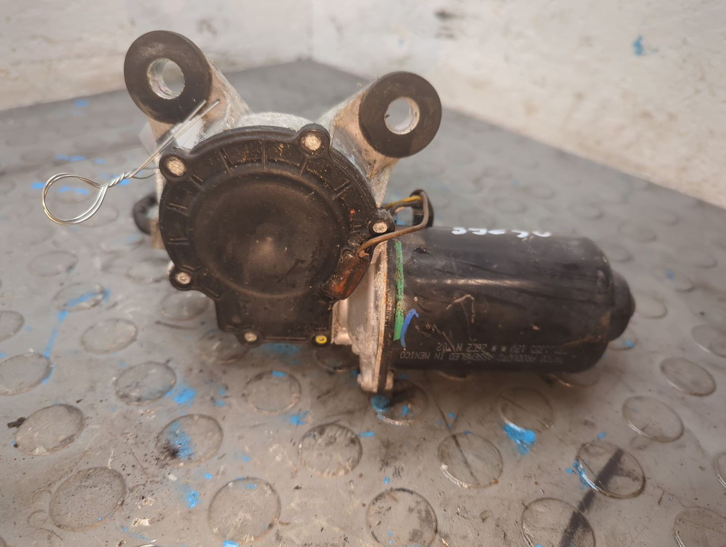 Моторчик стеклоочистителя передний