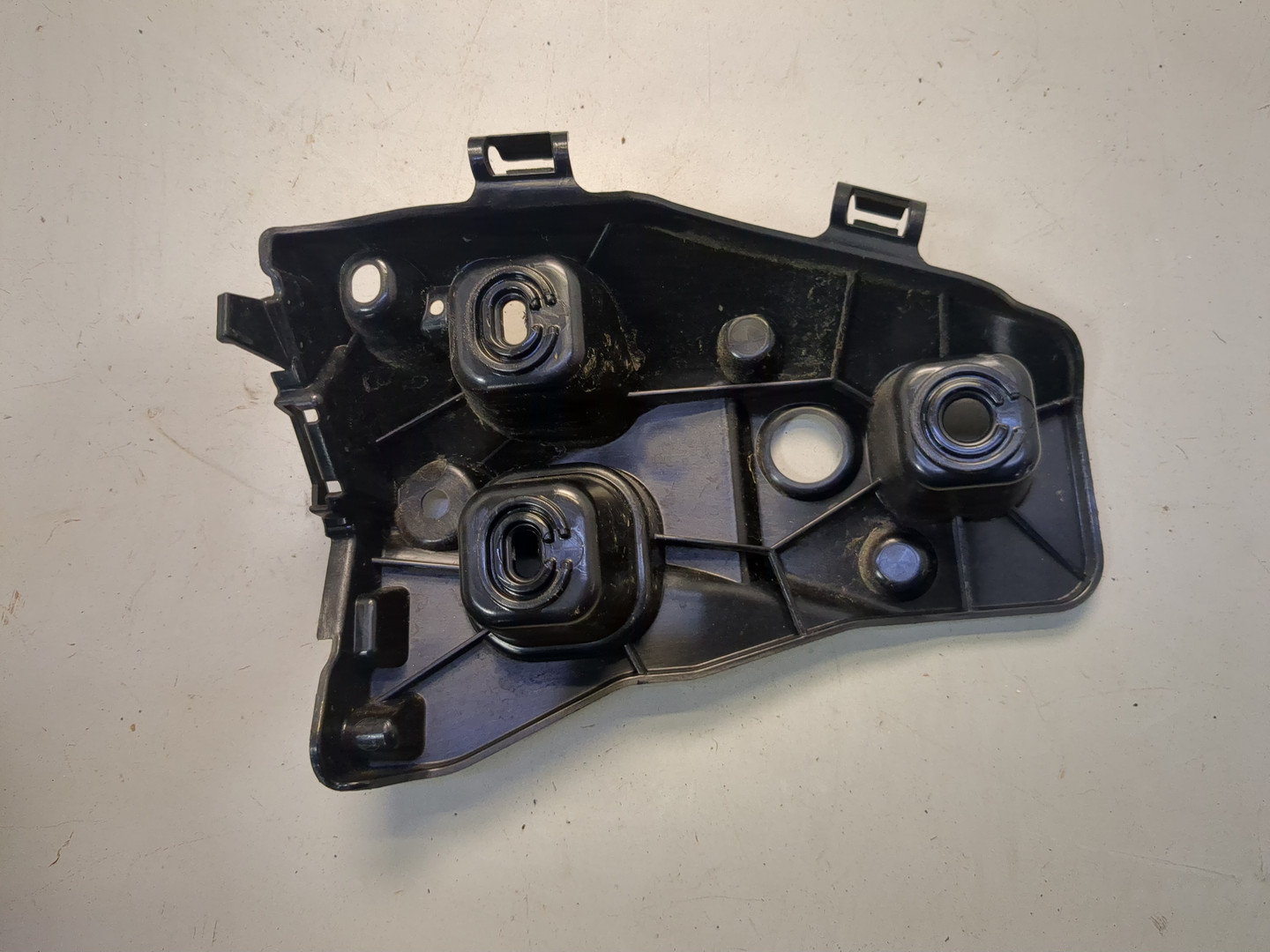 Кронштейн заднего бампера левый