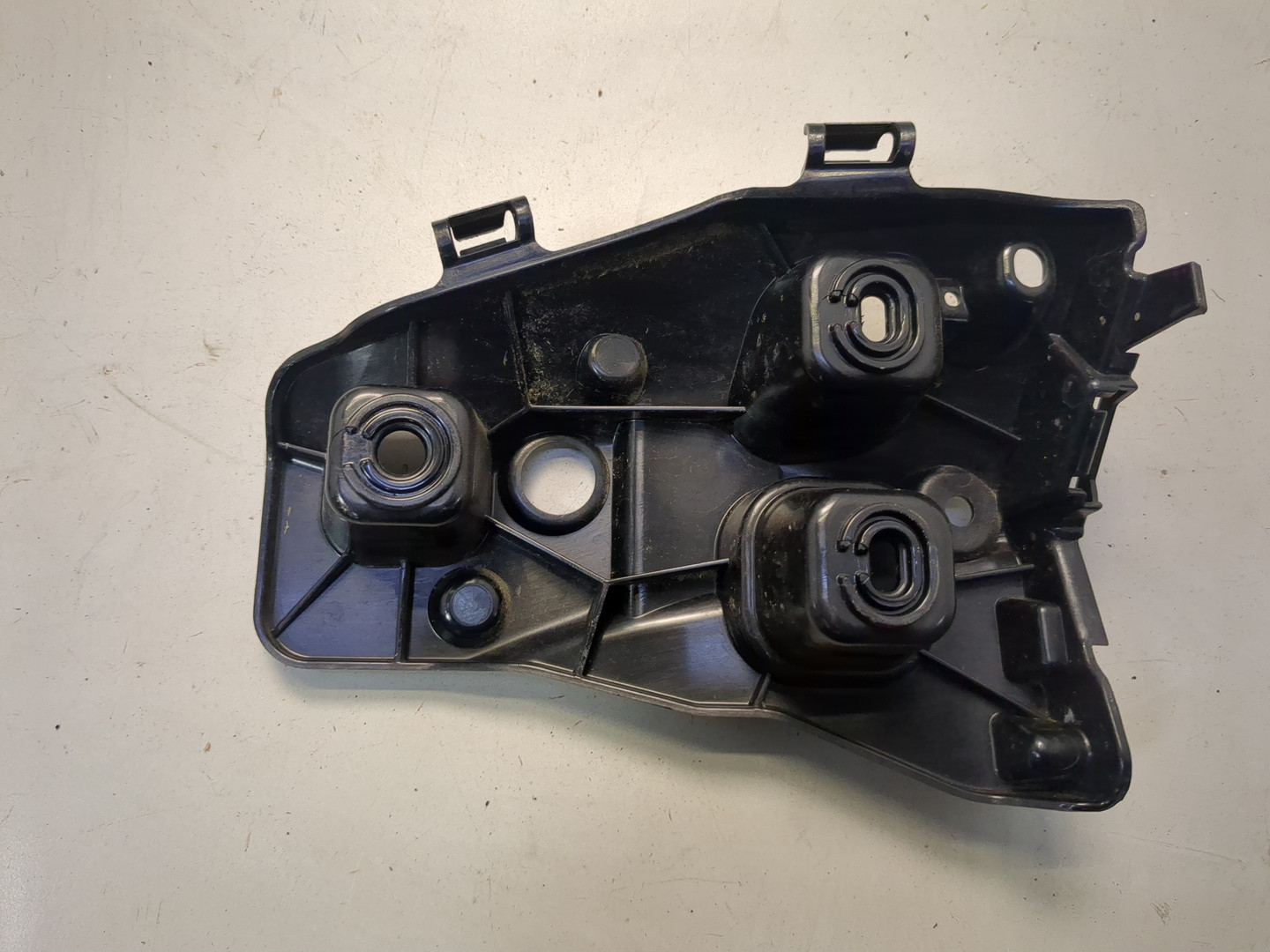 Кронштейн заднего бампера правый