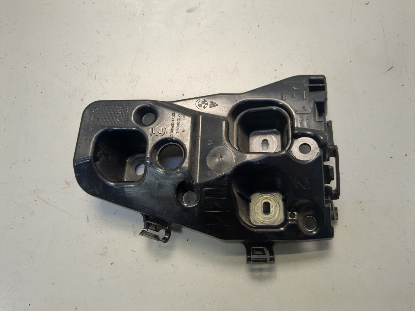 Кронштейн заднего бампера правый