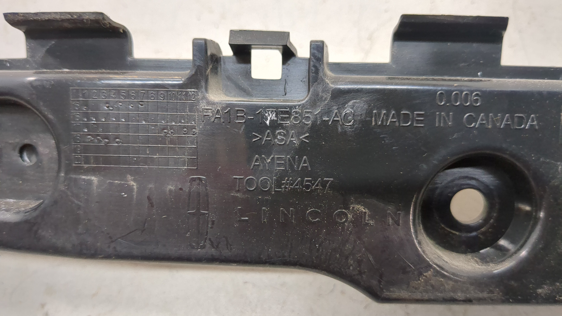 Кронштейн заднего бампера левый