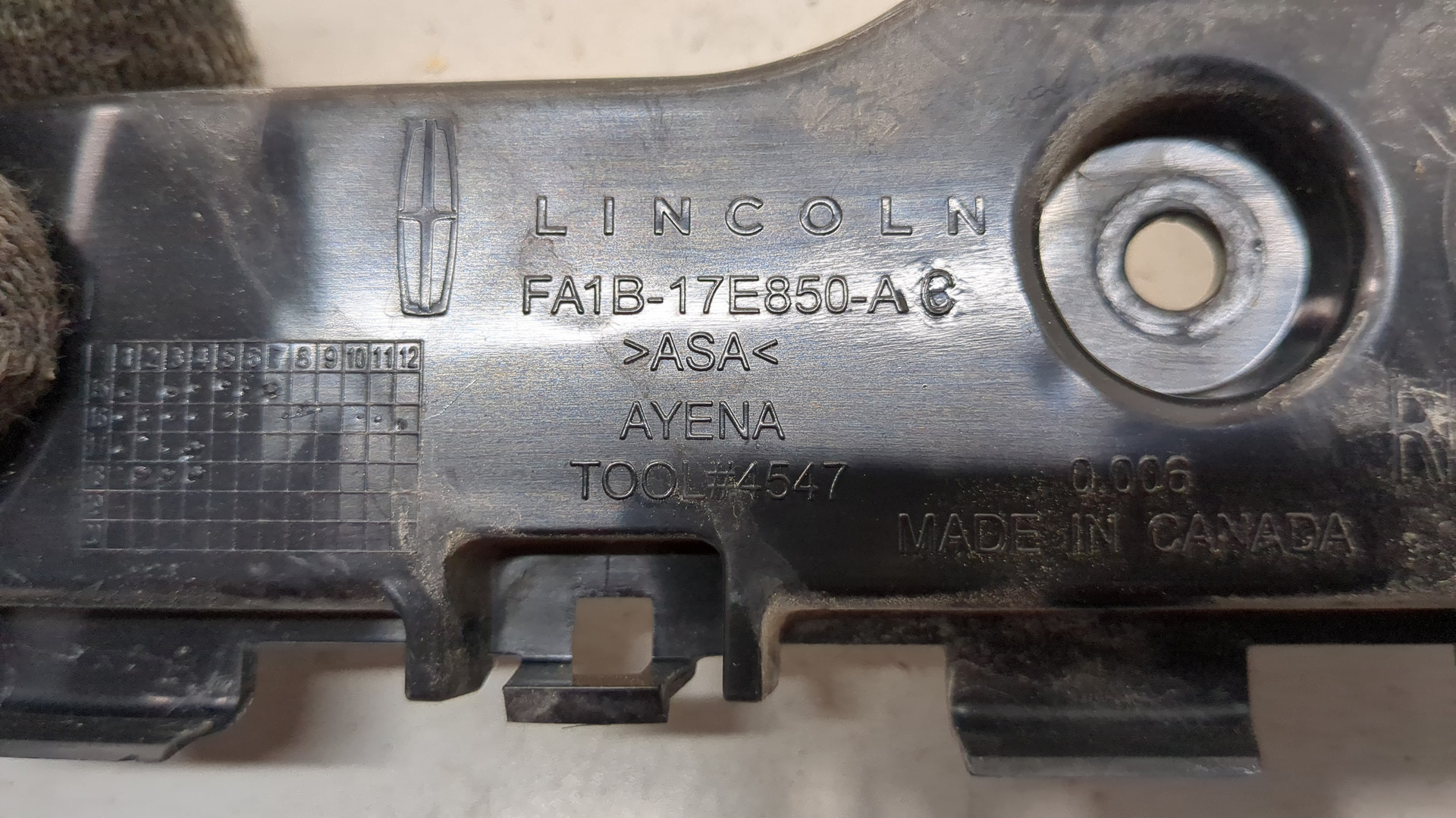 Кронштейн заднего бампера правый