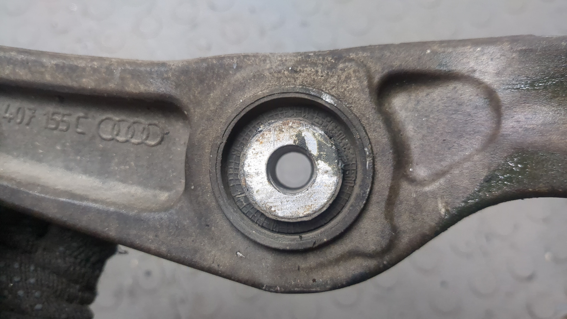 Рычаг передний левый