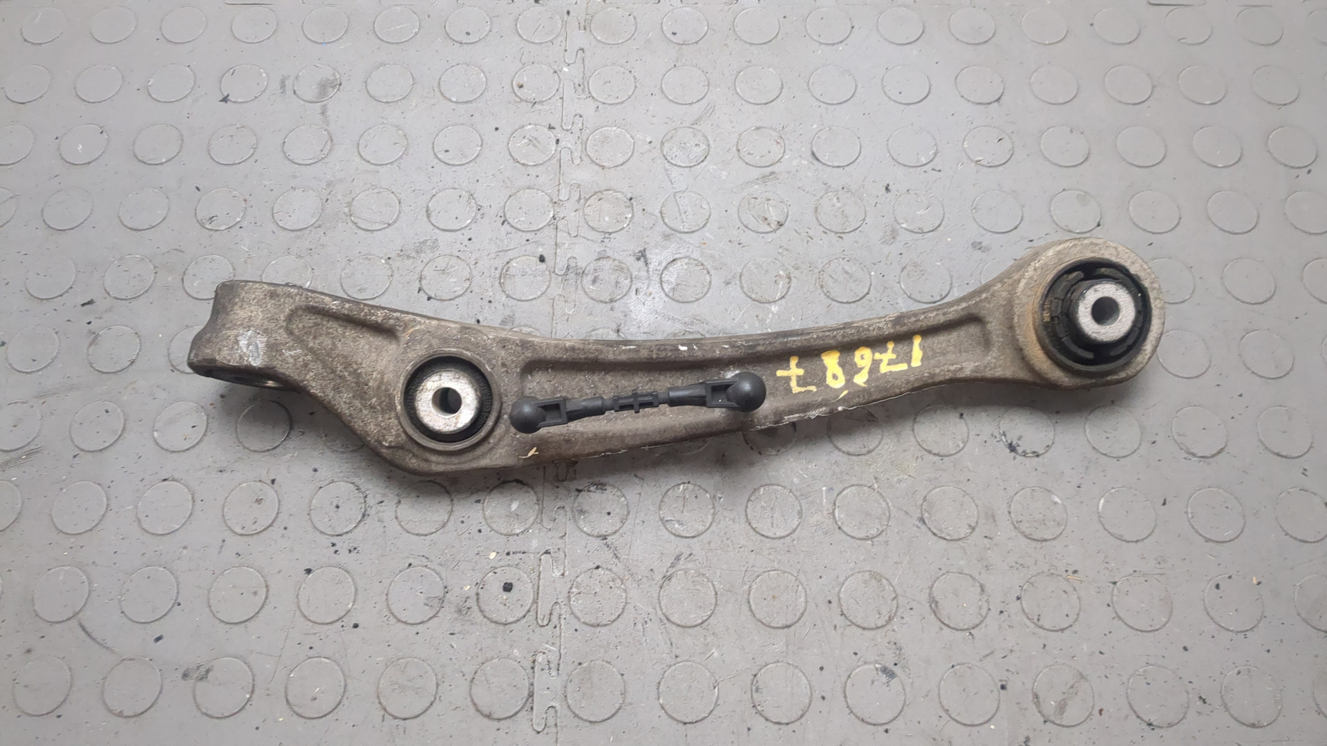 Рычаг передний левый