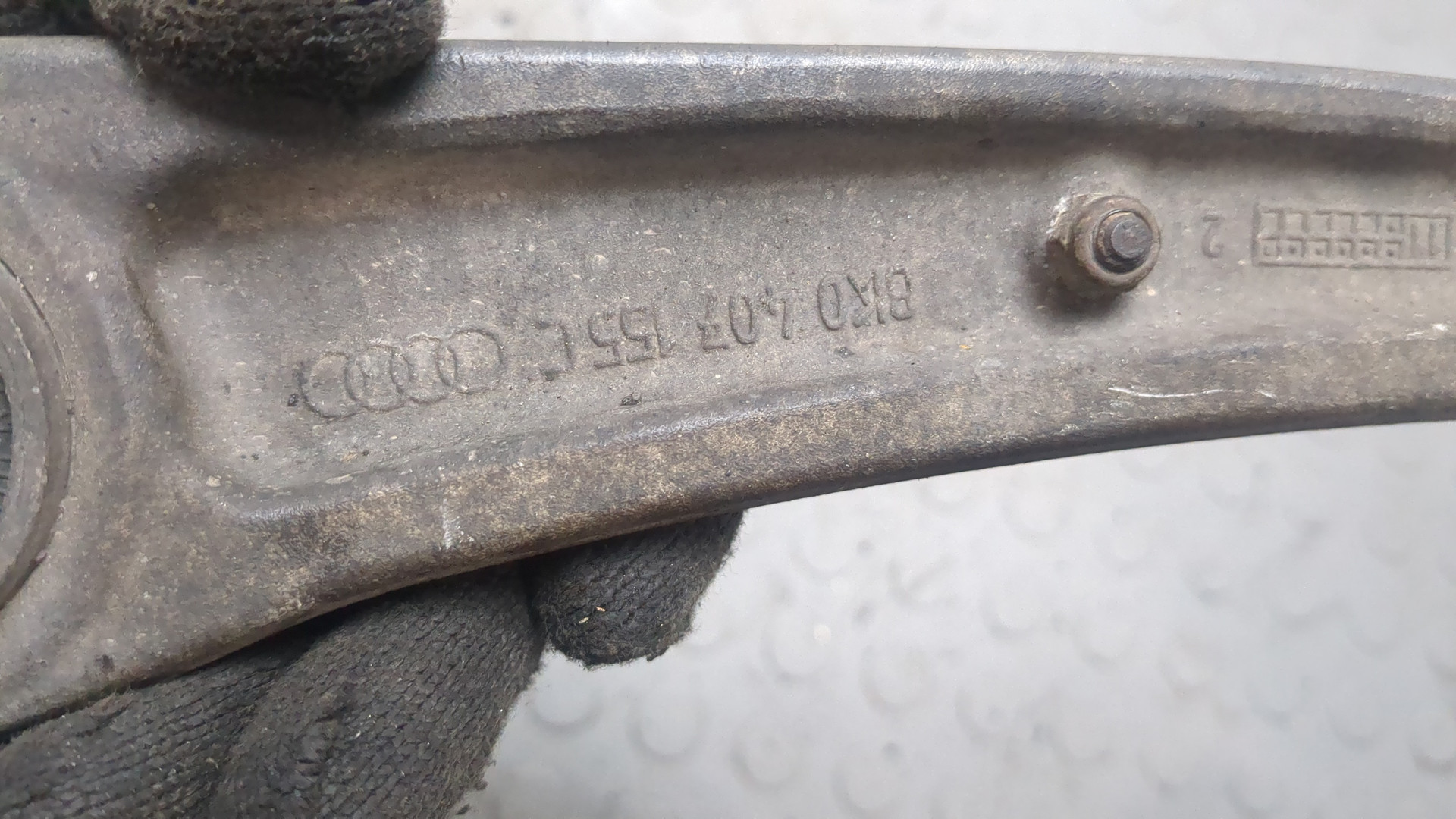 Рычаг передний левый