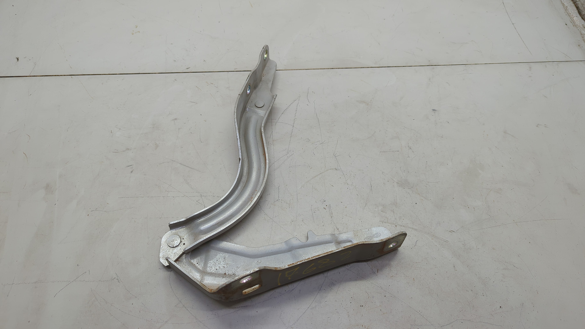 Петля капота левая