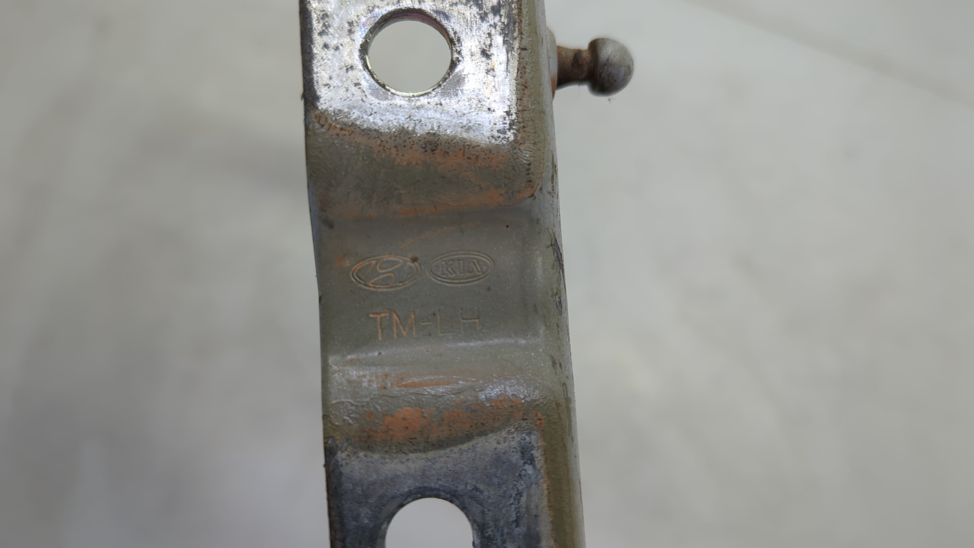 Петля капота левая