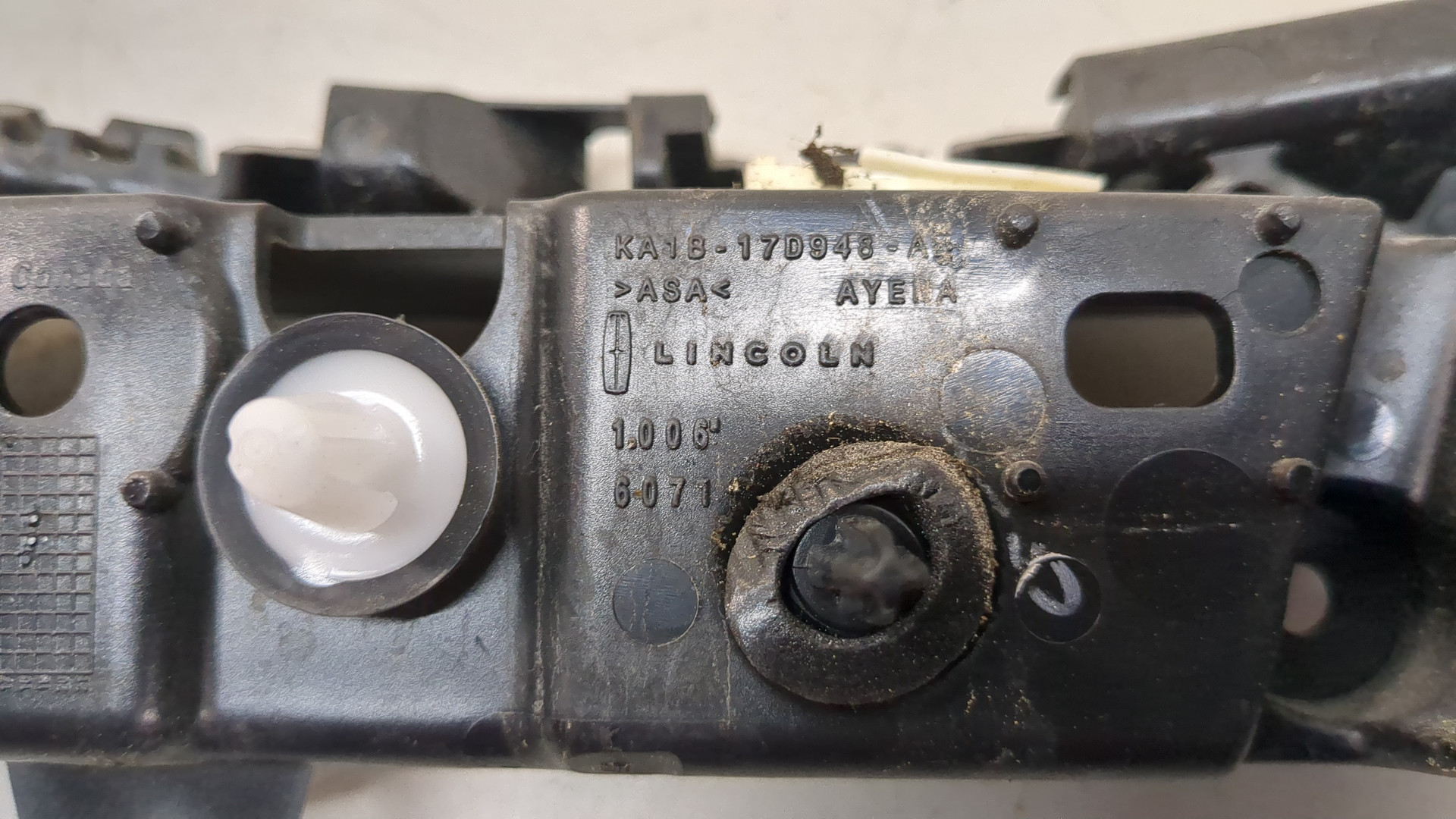 Кронштейн заднего бампера правый