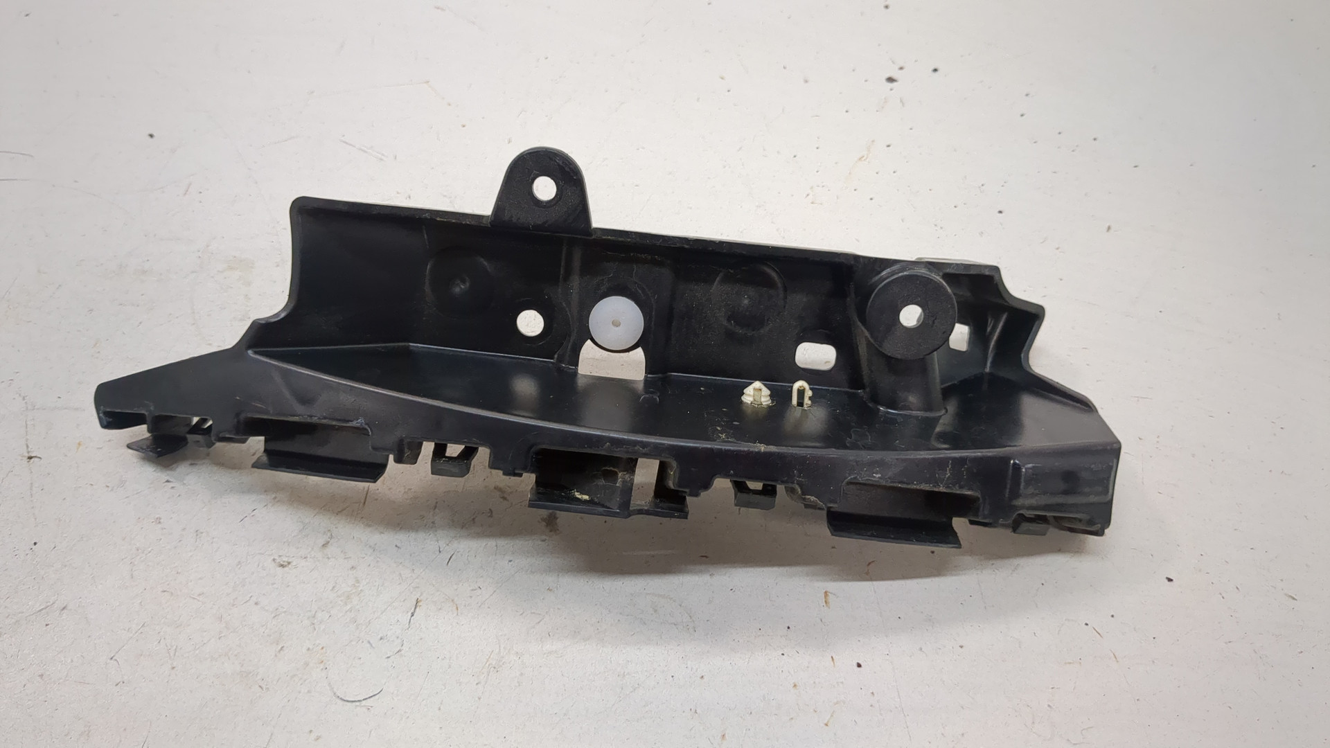 Кронштейн заднего бампера правый