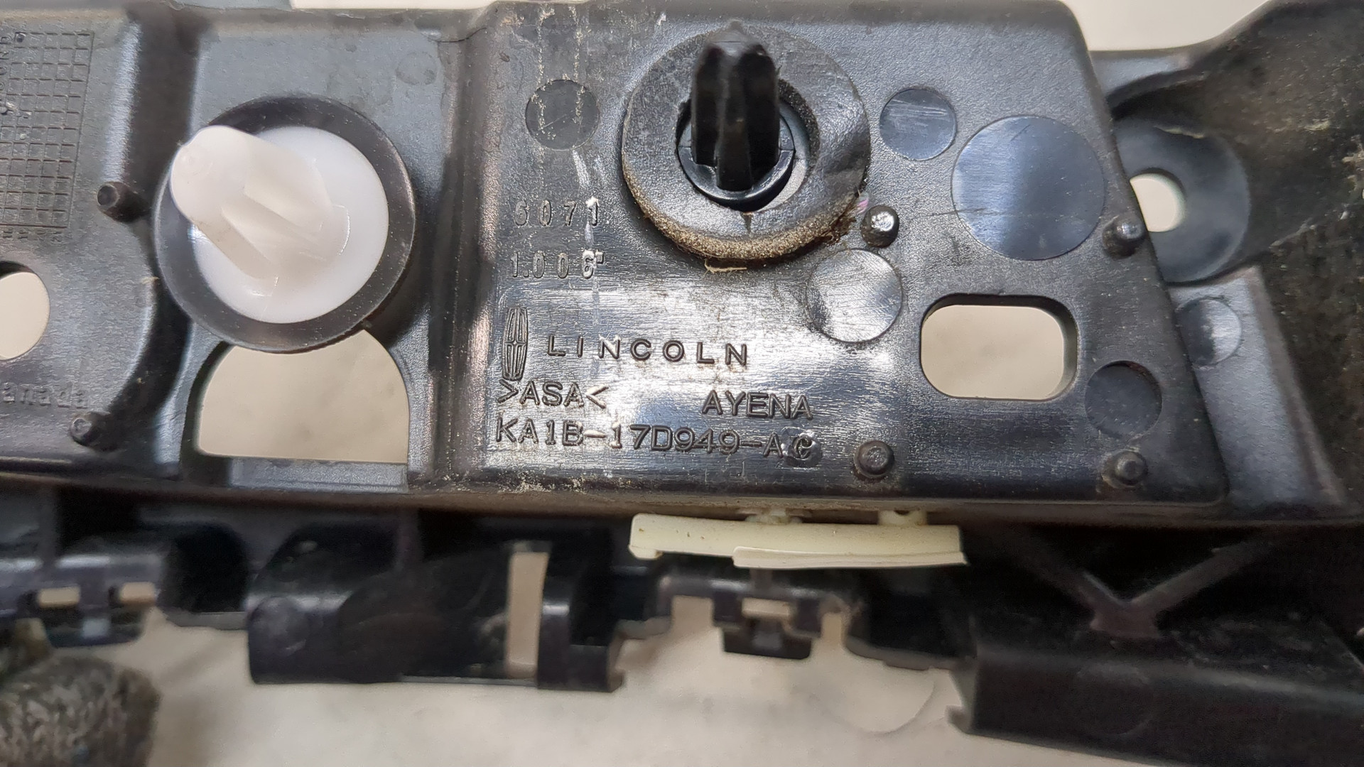 Кронштейн заднего бампера левый