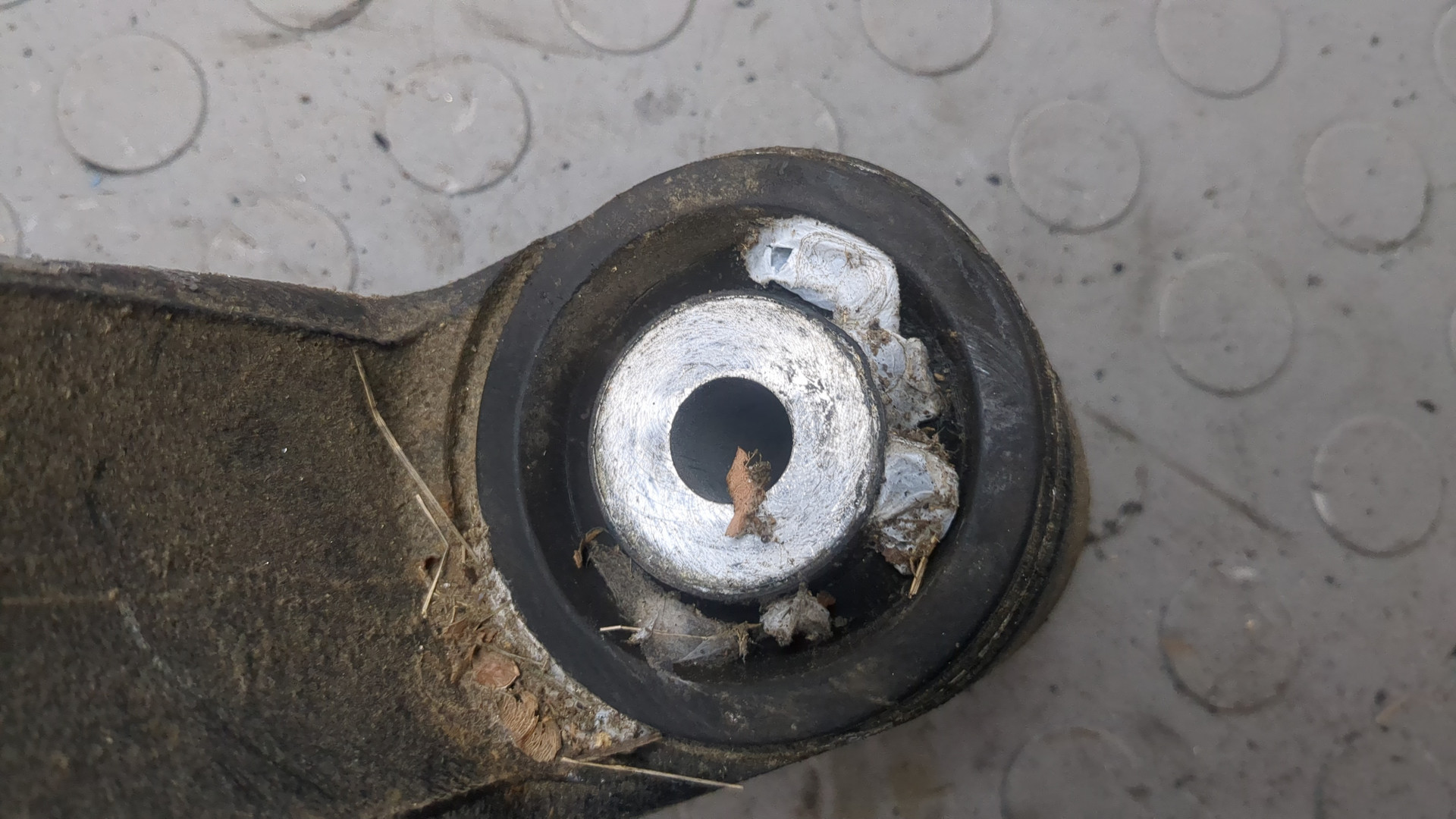 Рычаг передний правый