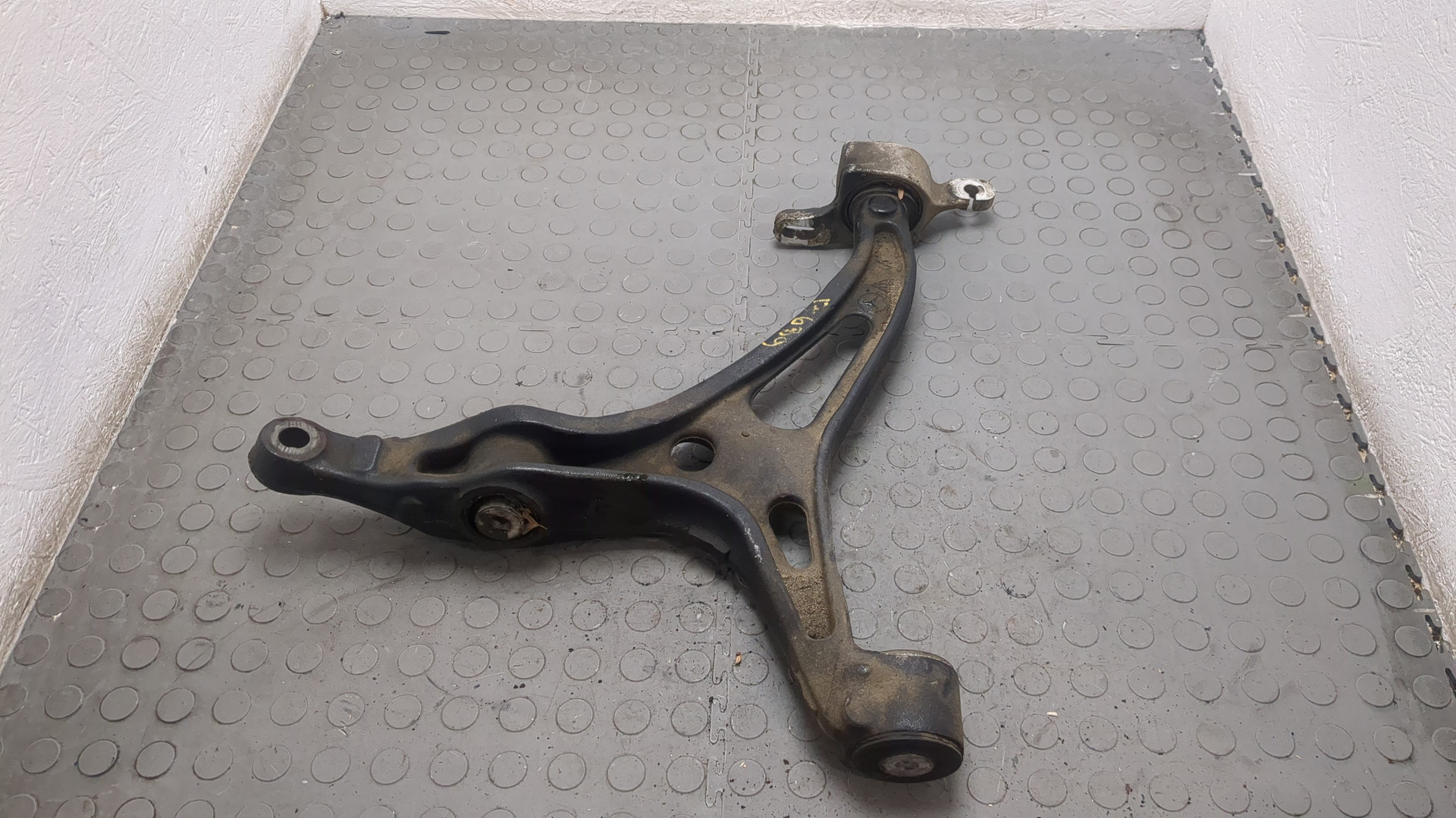 Рычаг передний правый