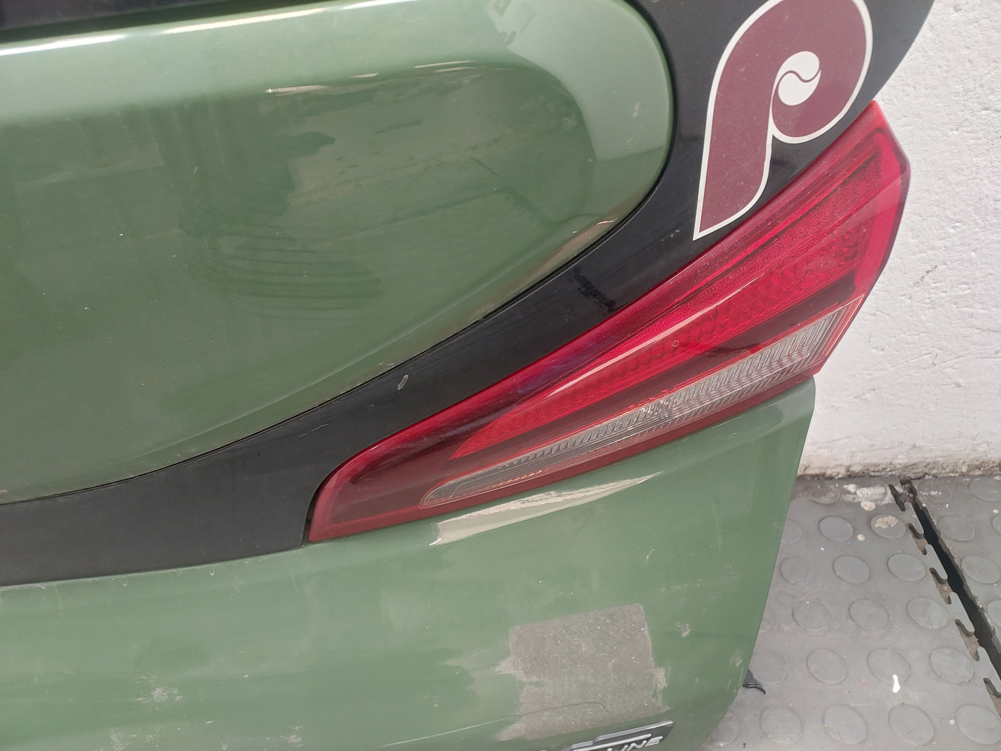 Дверь багажника