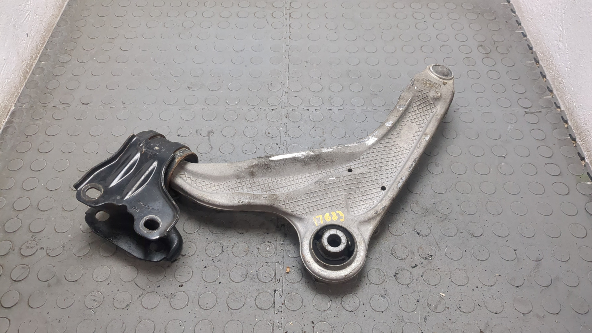 Рычаг передний правый