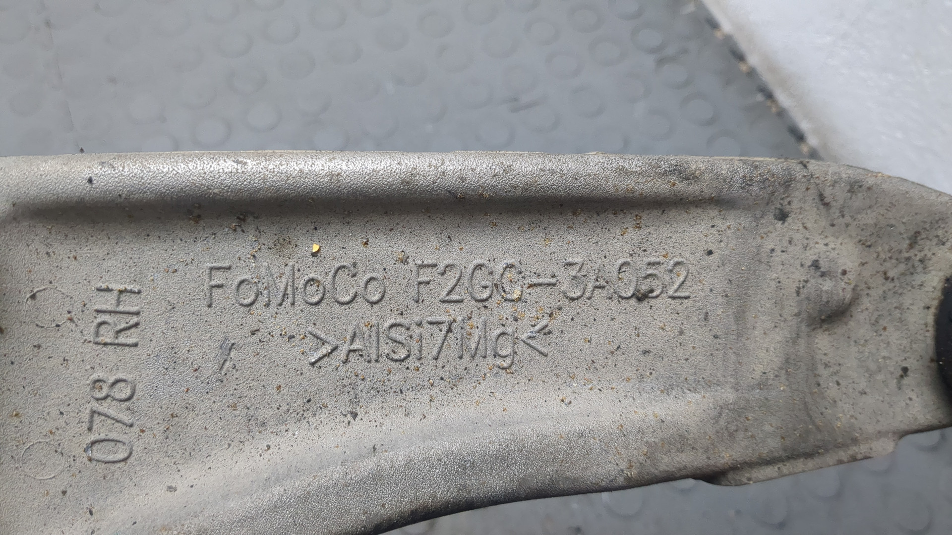 Рычаг передний правый