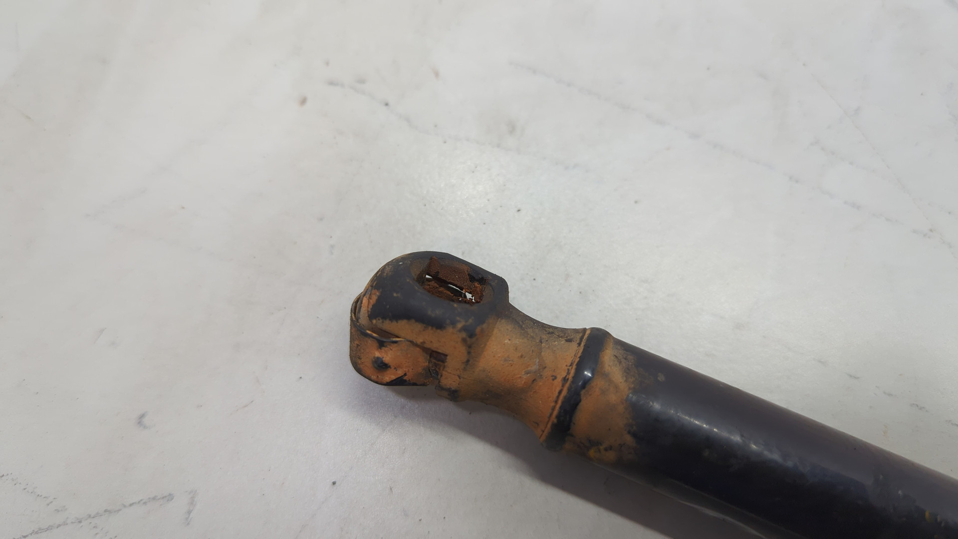 Амортизатор капота