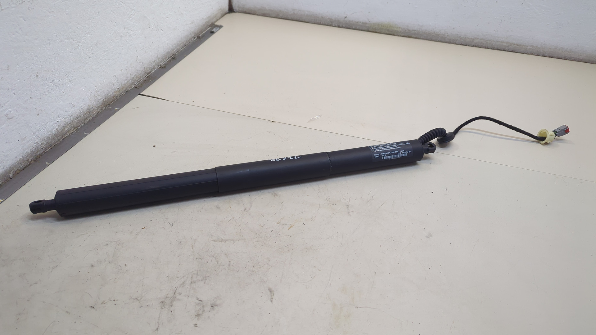 Амортизатор крышки багажника