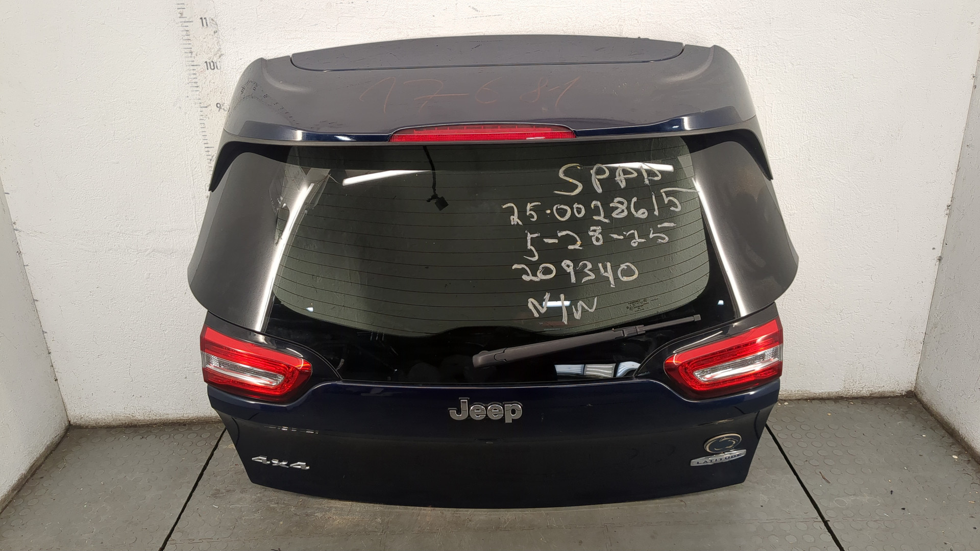 Дверь багажника