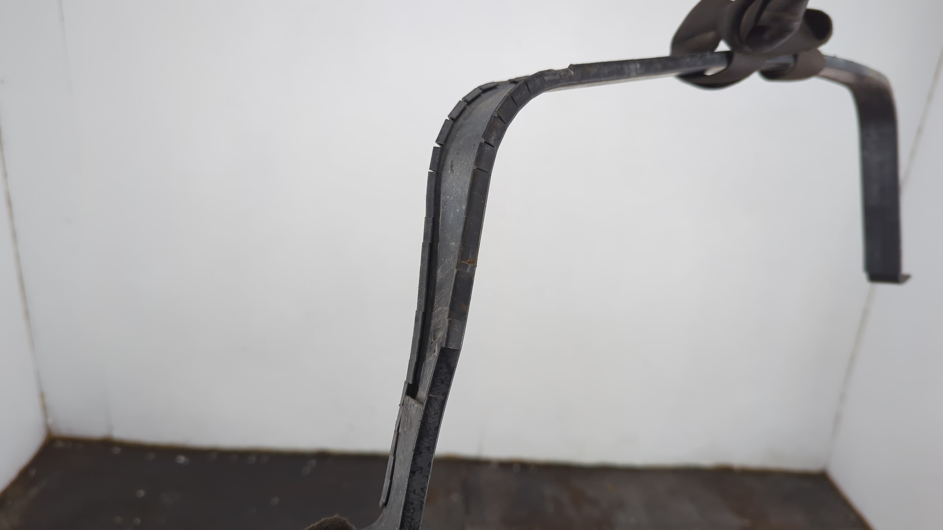 Лента крепления бензобака