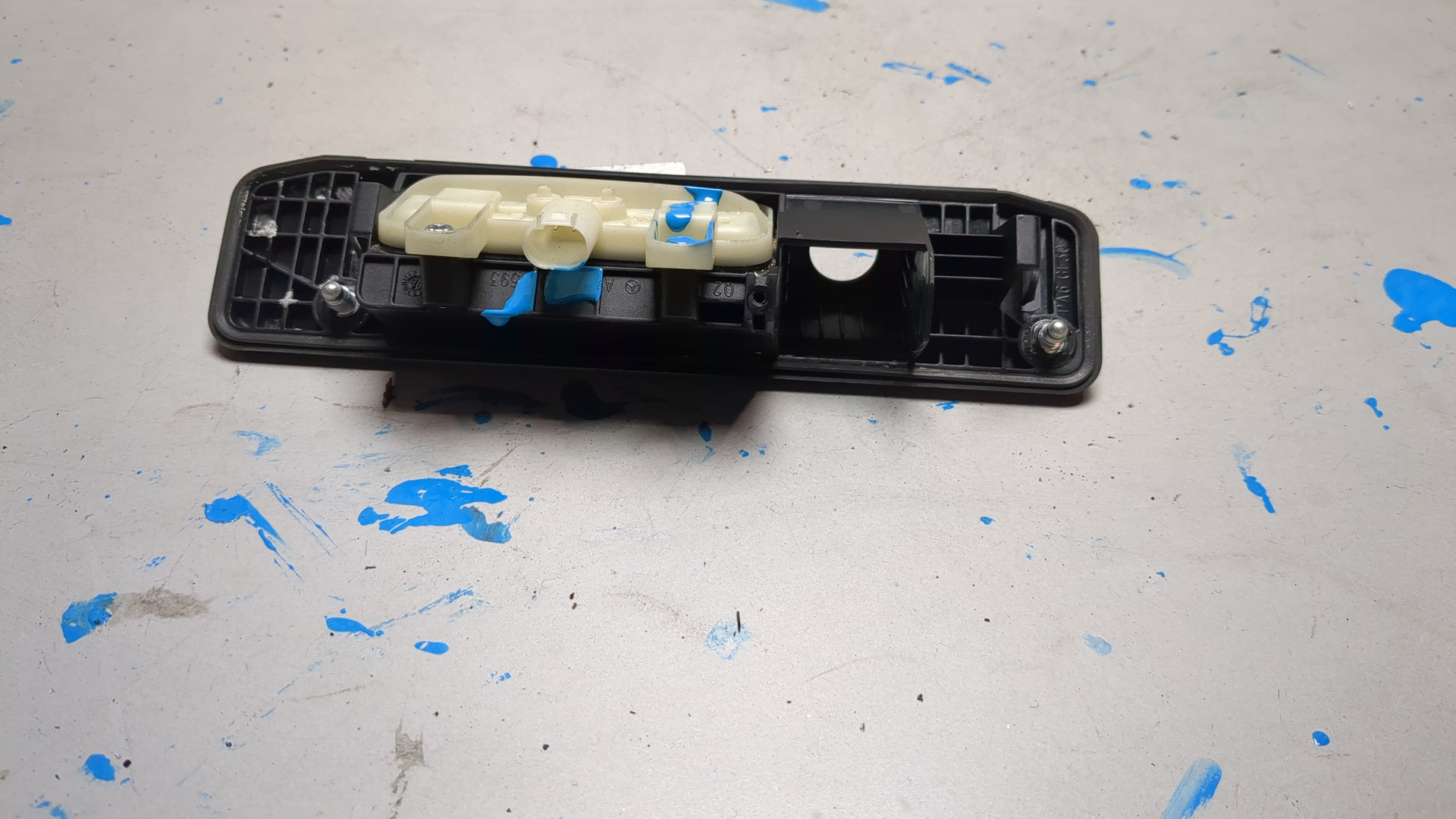 Кнопка открывания багажника