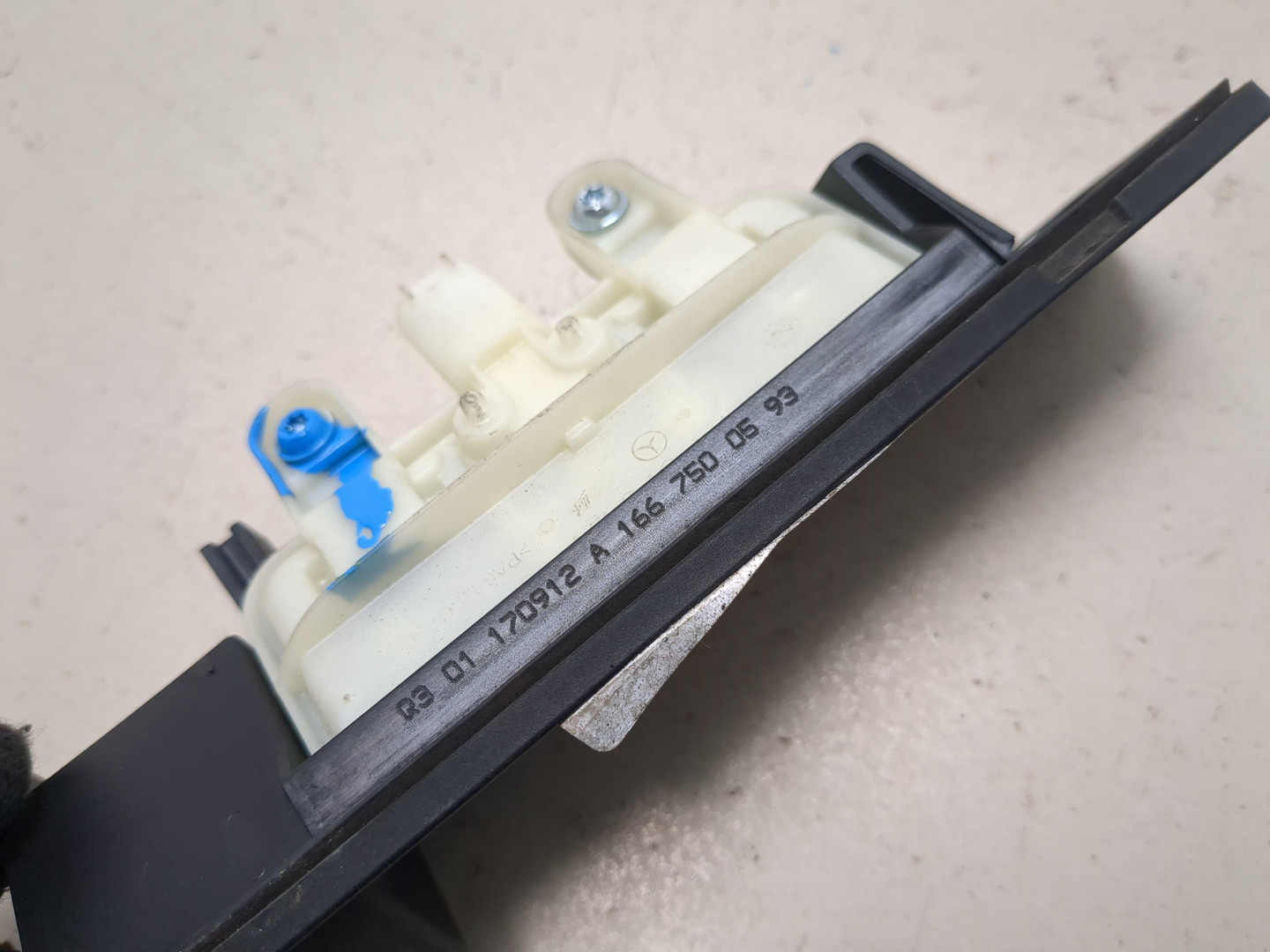 Кнопка открывания багажника