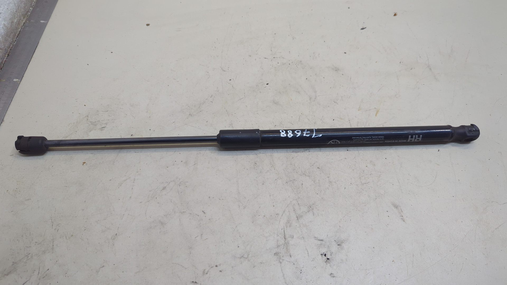 Амортизатор крышки багажника